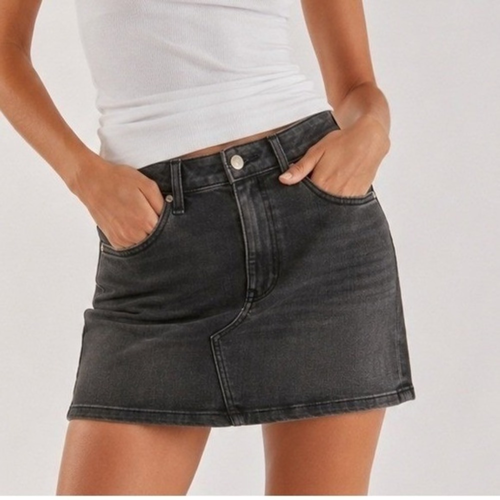 Daze Denim Malibu Mid Rise Mini Skirt Faded Black Wash Size 30 10 NEW‎